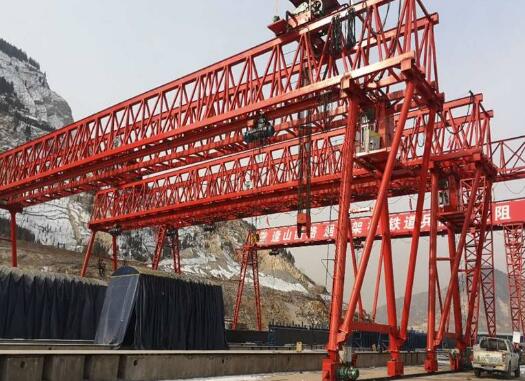 江苏门式樱桃视频色版机在装卸搬运原材料时要注意什么?